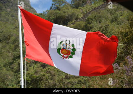 Die Flagge von Peru mit dem Wappen ist eine Variante im Jahr 1825 von Simon Bolivar die Verwaltung eingeführt und wird in der Regel durch staatliche Einrichtungen verwendet werden. Stockfoto