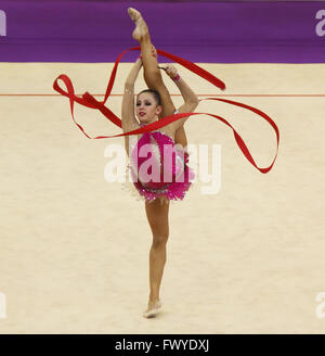 Daria Dmitrieva (Russland) führt auf Deriugina Cup (WM rhythmische Gymnastik) am 17. März 2012 in Kiew, Ukraine Stockfoto