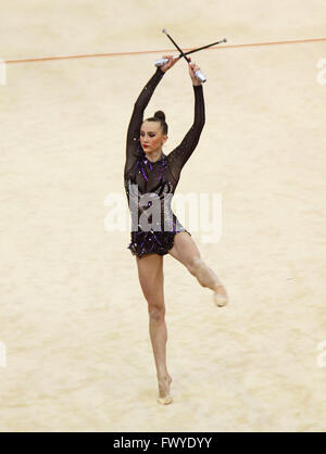 Anna Rizatdinova (Ukraine) führt auf Deriugina Cup (WM rhythmische Gymnastik) am 17. März 2012 in Kiew, Ukraine Stockfoto