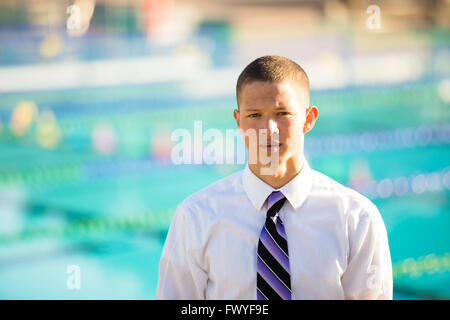 Senior Foto Portrait eines Wasserball-Athleten am Außenpool formelle Kleidung mit einem Unentschieden. Stockfoto