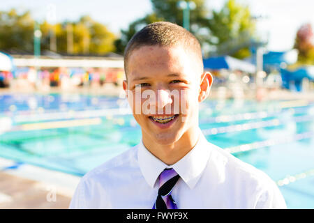 Senior Foto Portrait eines Wasserball-Athleten am Außenpool formelle Kleidung mit einem Unentschieden. Stockfoto