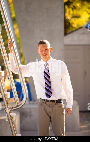 Senior Foto Portrait eines Wasserball-Athleten am Außenpool formelle Kleidung mit einem Unentschieden. Stockfoto