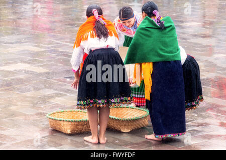 Ingapirca, Ecuador - 20. Juni 2015: nicht identifizierte Gruppe indigener Frauen feiern Inti Raymi, Festival der Sonne Stockfoto