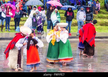 Ingapirca, Ecuador - 20. Juni 2015: unbekannte indigene Jugendliche genießen Anden Feier Inti Raymi Stockfoto