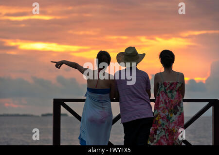 Touristen, Sonnenuntergang am Strand, Malediven Stockfoto