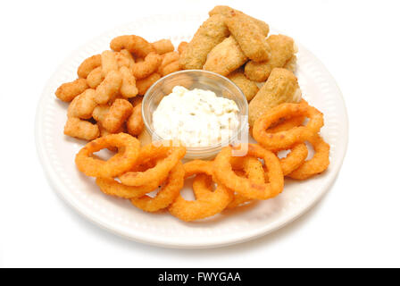 Popcorn-Garnelen, Mozzarella-Sticks & Zwiebelringe mit Dip-Sauce serviert Stockfoto