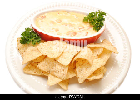 Tortillachips mit käsigen Salsa serviert Stockfoto