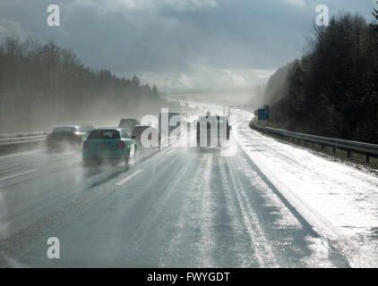 Autos überholen in den Regen, schlechte Sicht, Autobahn A9, Thüringen, Deutschland Stockfoto