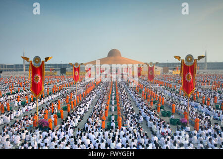 Makha Bucha Tag Magha Puja, Theravada buddhistischer Feiertag, Masse treffen mit Mönchen und religiöse Menschen in Wat Phra Dhammakaya Stockfoto