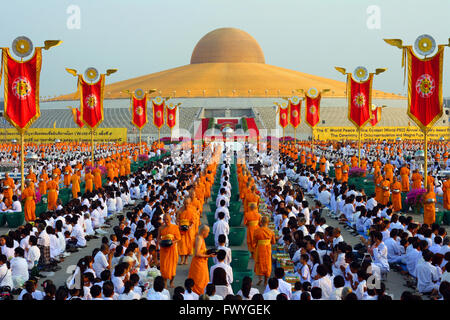 Makha Bucha Tag Magha Puja, Theravada buddhistischer Feiertag, Masse treffen mit Mönchen und religiöse Menschen in Wat Phra Dhammakaya Stockfoto