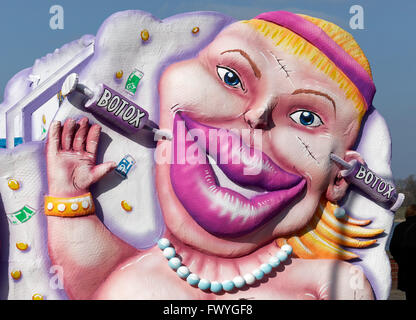 Frau mit Botox Spritzen in ihr Gesicht, Pappmaché, Schwimmer mit Karikatur von Jacques Tilly, Rose Montag Parade, Düsseldorf Stockfoto