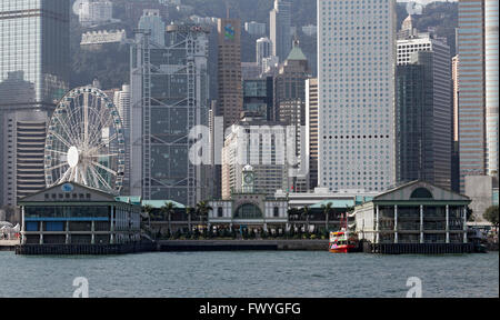 Skyline mit Central Pier und Hong Kong Riesenrad, Bezirk Central, Hong Kong Island, Hongkong, China Stockfoto