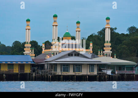 Königspalast mit Stelzen Siedlung am Brunei River, Bandar Seri Begawan, Brunei Stockfoto