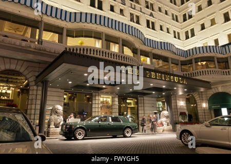 Rolls-Royce vor der Halbinsel, fünf-Sterne-Luxushotel in der Nacht, Tsim Sha Tsui, Kowloon, Hong Kong Stockfoto