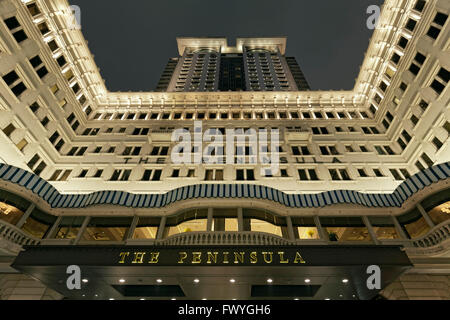 Die Halbinsel, fünf-Sterne-Luxushotel in der Nacht, Tsim Sha Tsui, Kowloon, Hong Kong Stockfoto