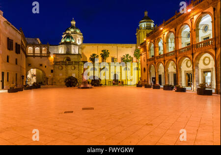 Kathedrale del Santissimo Salvatore, Piazza della Repubblica am Abend, Mazara del Vallo, Provinz Trapani, Sizilien, Italien Stockfoto