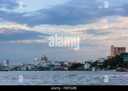 Gebäude entlang der Ufer des Chao Praya River, Bangkok, Thailand Stockfoto