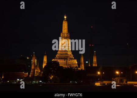 Nachtansicht des Wat Arun am Chao Praya River, Bangkok, Thailand Stockfoto