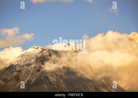 Wolke aus Asche und Dampf aus der Vulkan Tungurahua, Südamerika Stockfoto