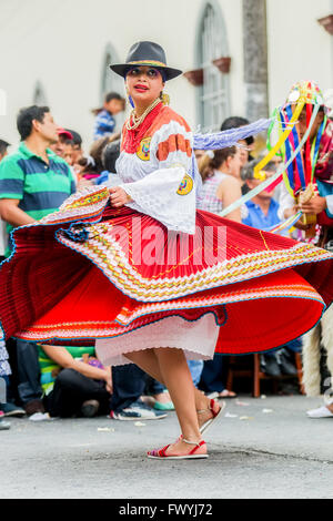 Banos De Agua Santa - 29. November 2014: stolz auf indigene Frau trägt eine traditionelle Tracht aus Ecuador, tanzen Stockfoto