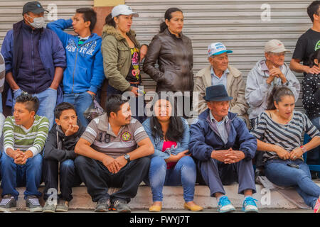 Banos De Agua Santa - 29. November: Gruppe von ecuadorianischen Menschen warten auf jährlichen Karneval auf den Straßen von Banos beginnen Stockfoto