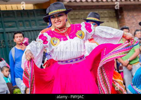 Banos De Agua Santa - 29. November: Gruppe von Erwachsenen Frauen mit traditionellen Trachten, tanzen auf den Straßen der Stadt Stockfoto