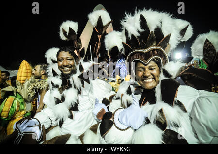 Darsteller der Karneval speziellen Gruppen nach der Parade, überwältigt, in Freude, glücklich. Performer Dos Grupos especiais Stockfoto