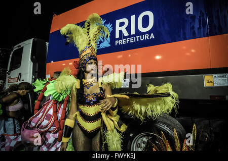 Darsteller der Karneval speziellen Gruppen nach der Parade, überwältigt, in Freude, glücklich. Performer Dos Grupos Especiais de Carna Stockfoto