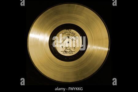 Die Klänge aus Erde Voyager Golden Record Idee der Wissenschaftler Carl Sagan. Die Voyager Golden Records sind Schallplatten, die an Bord der beiden Voyager-Sonde im Jahr 1977 ins Leben gerufen wurden. Sie enthalten Klänge und Bilder ausgewählt, um die Vielfalt des Lebens und der Kultur auf der Erde darstellen und sollen für eine intelligente außerirdische Lebensform oder zukünftigen Menschen, die sie finden können. Stockfoto