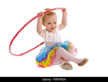 Eine kleine Tänzerin in der Vorschule Spaß mit Hula Hoop und bunten tutu Stockfoto