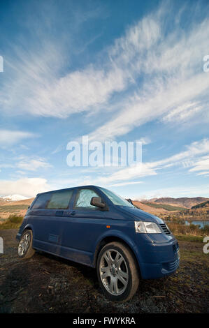 T5 Transporter, Vanlife, neues Zeitalter, Abenteuer, Automobil, automotive, blau, Großbritannien, Bus, Schottland, Vw, Loch Tay, Combi, Stockfoto