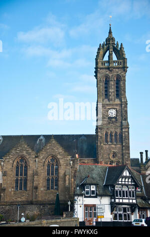 Alte Pfarrkirche aus Tweed Flussbrücke, Peebles (Scottish Borders), Schottland, Großbritannien, UK Stockfoto