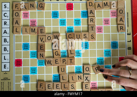 Nahaufnahme der Hand Brief Inverkehrbringen Scrabble Spiel Board-Victoria, British Columbia, Kanada. Stockfoto