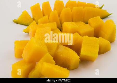 Nahaufnahme von Mango Scheiben und Stücke isoliert auf weiss Stockfoto