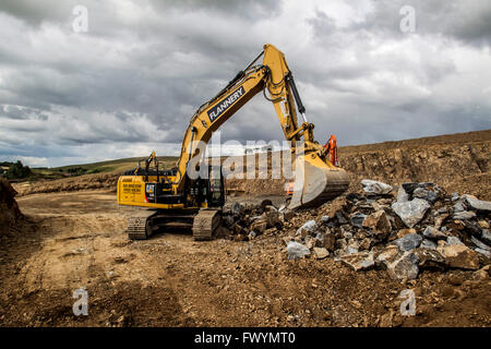 Bagger arbeiten im Steinbruch für Grenzen Eisenbahn Bau, Schottland Stockfoto