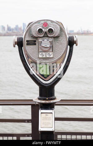 Münz-Fernglas, Liberty Island, New York, Vereinigte Staaten von Amerika. Stockfoto