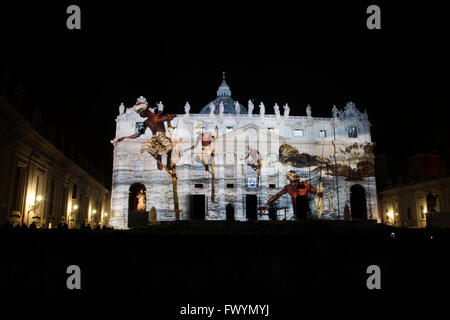 Bilder werden auf den Wänden von Str. Peters Basilica während einer Licht-Installation auf dem Petersplatz projiziert. Vatikanstadt Stockfoto