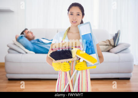 Zusammengesetztes Bild stirnrunzelnd Frau mit Bürsten und mops Stockfoto