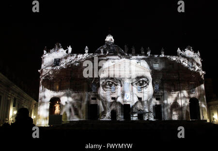 Bilder werden auf den Wänden von Str. Peters Basilica während einer Licht-Installation auf dem Petersplatz projiziert. Vatikanstadt Stockfoto