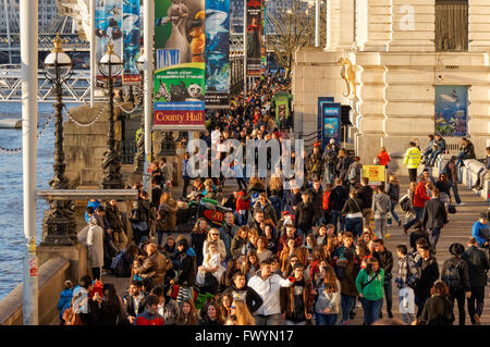 Menschen Sie genießen Sonnenuntergang an die Königin zu Fuß Promenade am Südufer der Themse, London England Vereinigtes Königreich UK Stockfoto