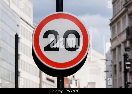 Straßenschild mit Geschwindigkeitsbegrenzung auf der Fleet Street, London England Großbritannien Großbritannien Stockfoto