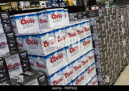 Coors Light Bierkisten auf dem Display an einem neu eröffneten selbst dienen Beer Store in Kingston, Ontario, am 16. März 2016. Stockfoto