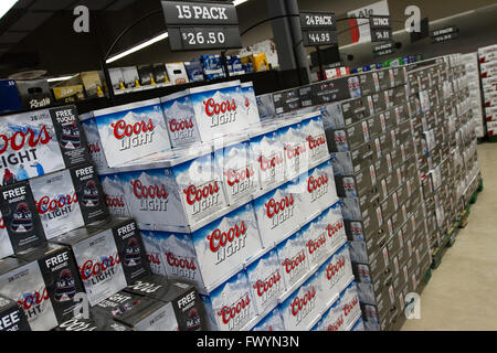 Coors Light Bierkisten auf dem Display an einem neu eröffneten selbst dienen Beer Store in Kingston, Ontario, am 16. März 2016. Stockfoto