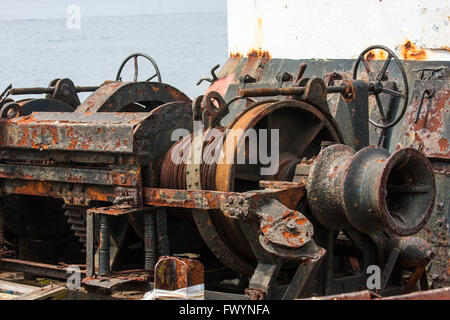 Alte verrostete Maschinen auf einem Fischerboot, verstrichene Zeit Stockfoto