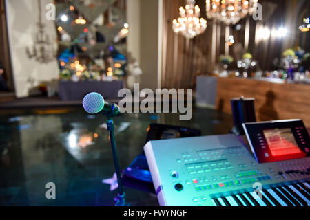 Mikrofon und elektronische Orgel in ambient Lichtleiste Stockfoto