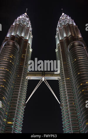 Nacht-Blick auf die Petronas Twin Towers, Kuala Lumpur, Malaysia Stockfoto