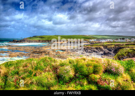 Newtrain Bay North Cornwall in der Nähe von Padstow und Newquay felsigen Küste und auf den South West Coastal Path mit Farbe und blauer Himmel Stockfoto