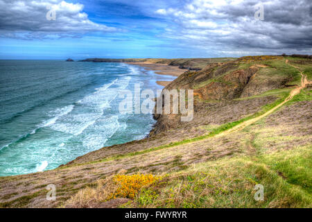 Küstenpfad Perranporth North Cornwall England UK in bunte Hdr mit Wellen und Wolkengebilde Stockfoto