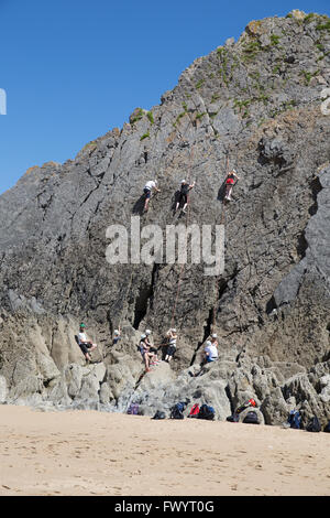 Kletterer Kletterfelsen drei Klippen Bucht The Gower Wales im Sommer Stockfoto