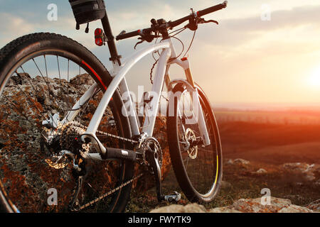 Fahrrad steht auf einem Felsen Stockfoto